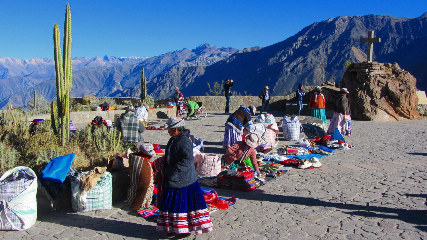 Waiting for business at the viewpoint Cruz del Condor